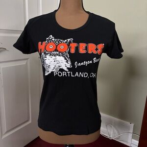 Hooters large women’s fitted black t-shirt Owl and Orange puffy letters Portland